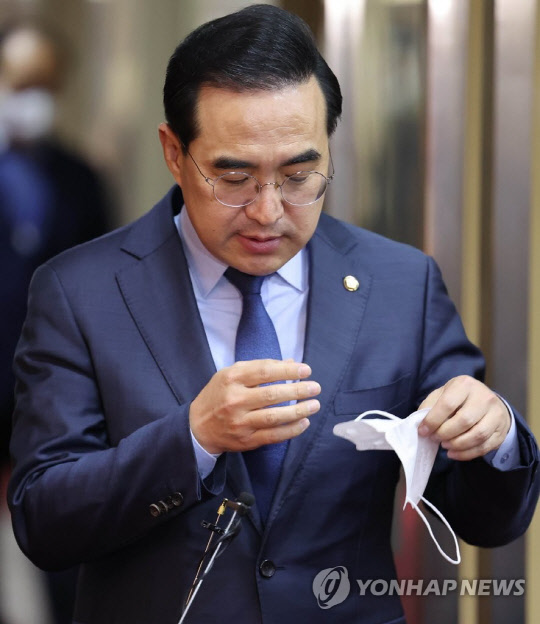 박홍근 원내대표가 2일 오전 여야 원내대표 회동을 마친 뒤 취재진의 질문에 답변하기 위해 마스크를 벗고 있다<연합뉴스>